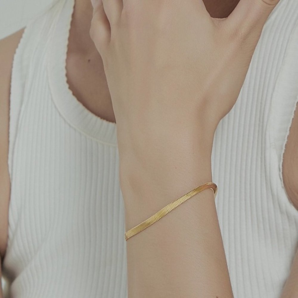 18K GOLD FLAT HERRINGBONE SNAKE BRACELET